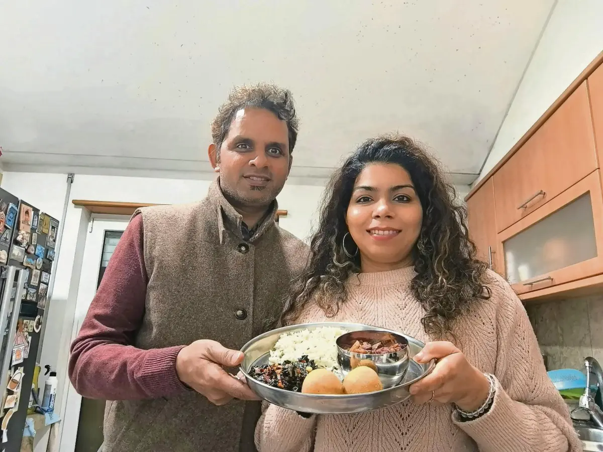 Shiv Kumar Singh e a mulher Dimple Rajput Singh, ambos indianos a viver em Lisboa, partilham uma receita do seu país de origem