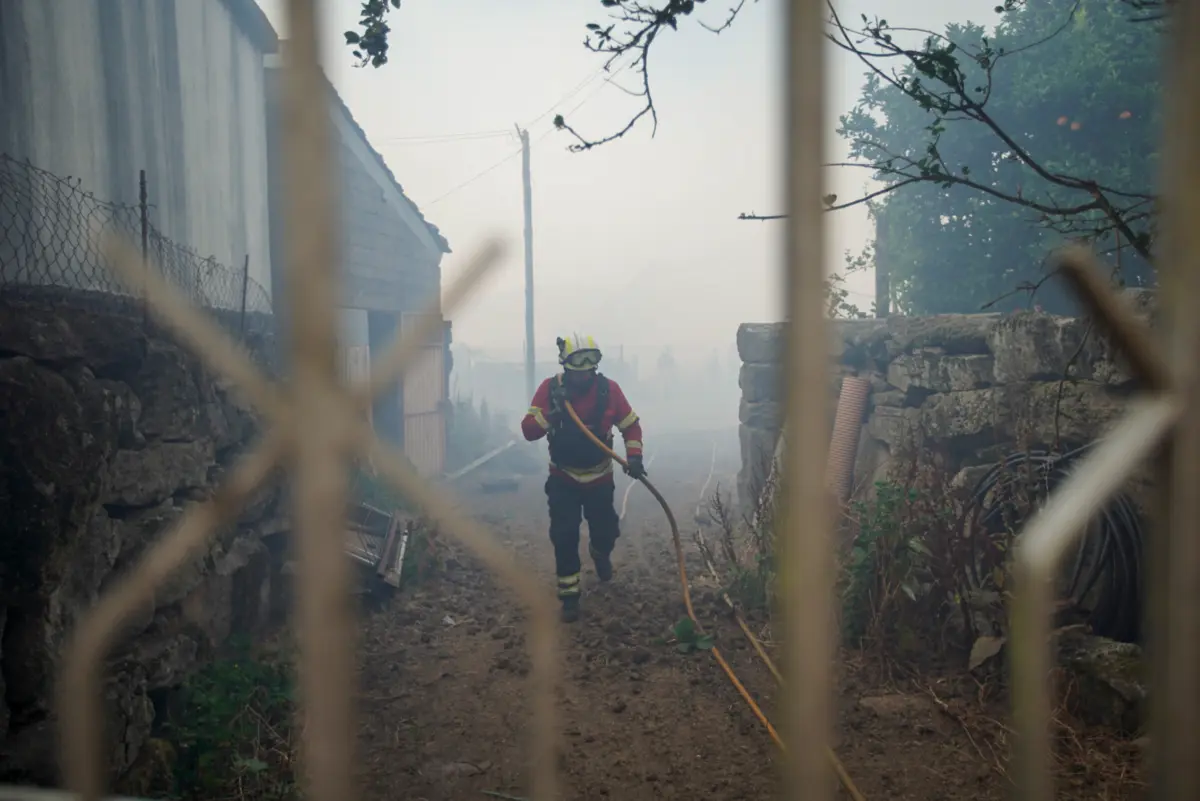 Na zona confinada, o vento sopra com intensidade e o fumo espesso cobre toda a povoação e arredores