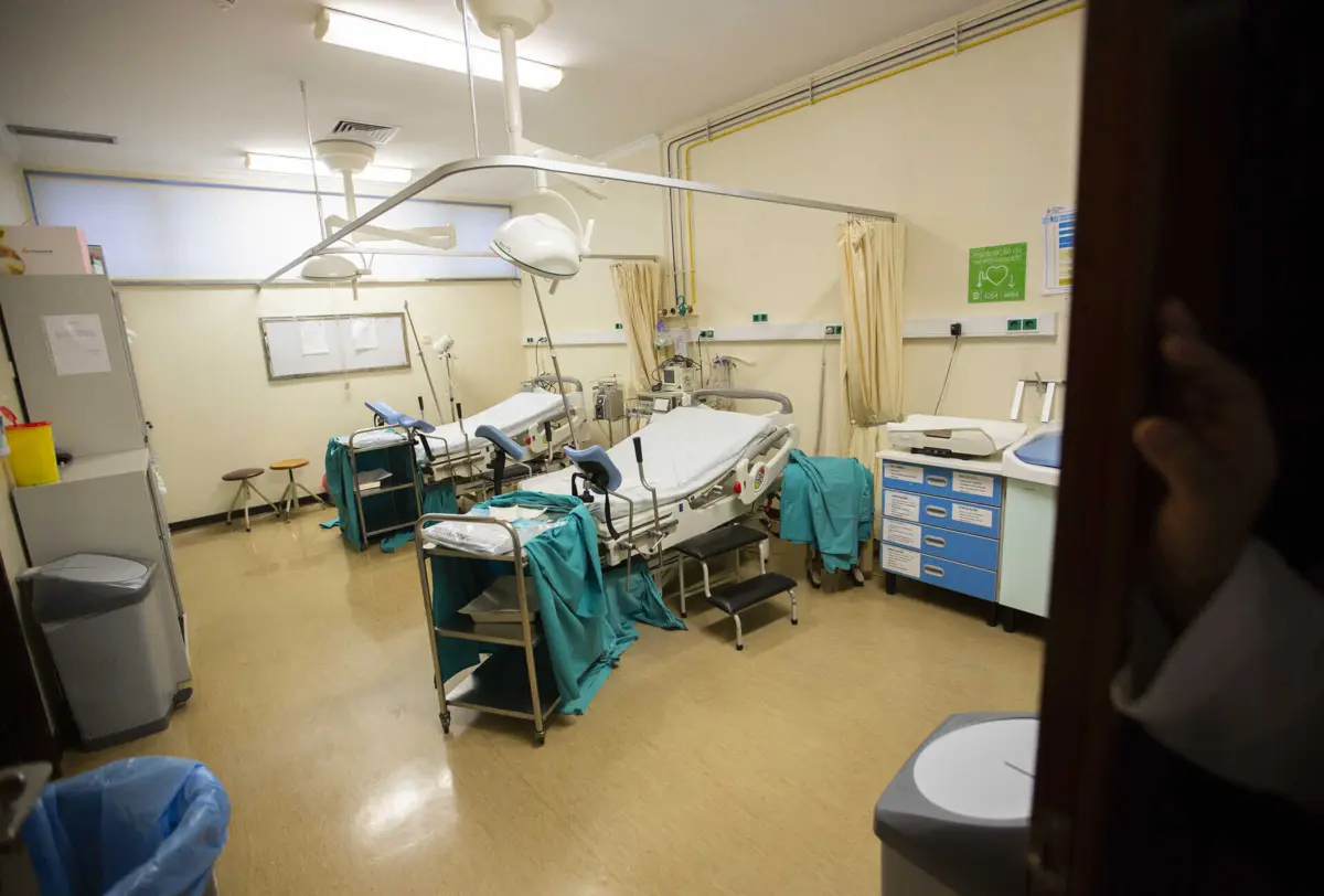 A vítima informou as autoridades que o agressor se poderia deslocar para as urgências do Hospital de Vila Real, onde ela estava a receber tratamento pelas agressões