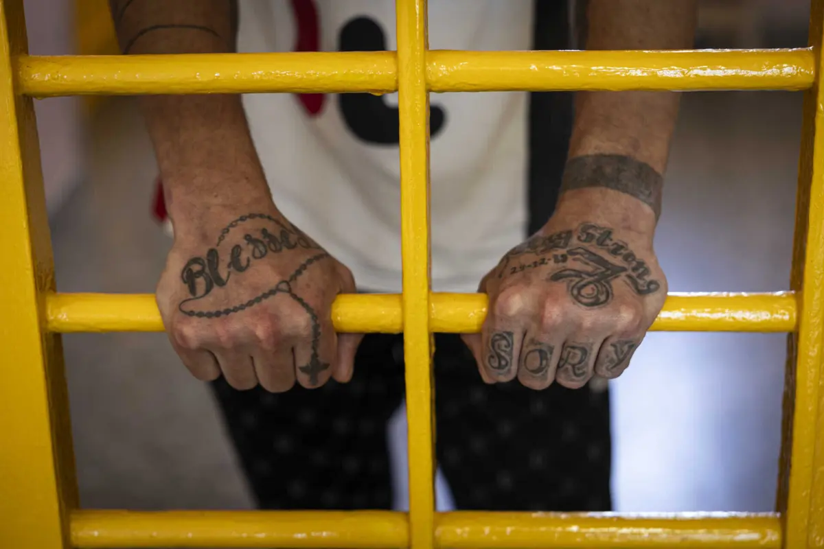 Para impedir a transferência dos líderes do “Piranhão” para outras prisões, o PCC fez 120 reféns em 16 estabelecimentos prisionais e promoveu ataques sangrentos nas ruas de São Paulo, durante dez dias