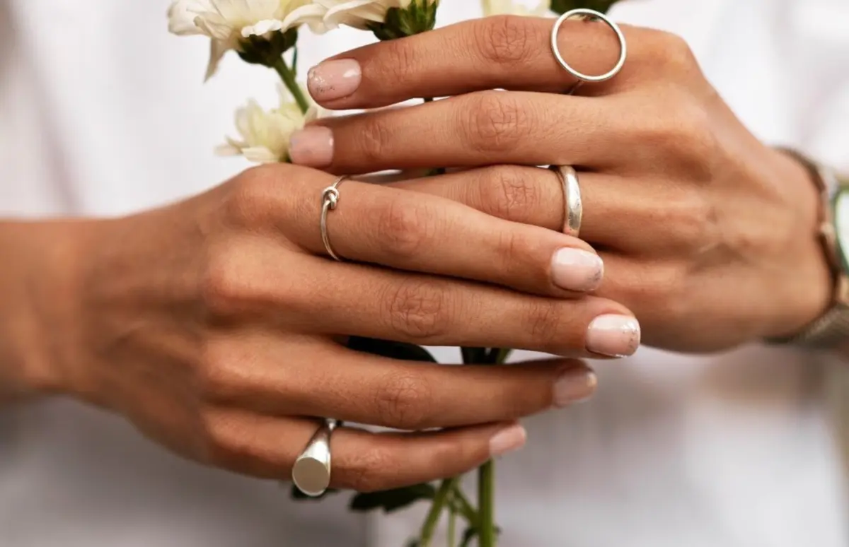 Imagem de contexto do artigo 'Pinky Rings'. A tendência que as mulheres 'roubaram' aos homens está ao rubro
