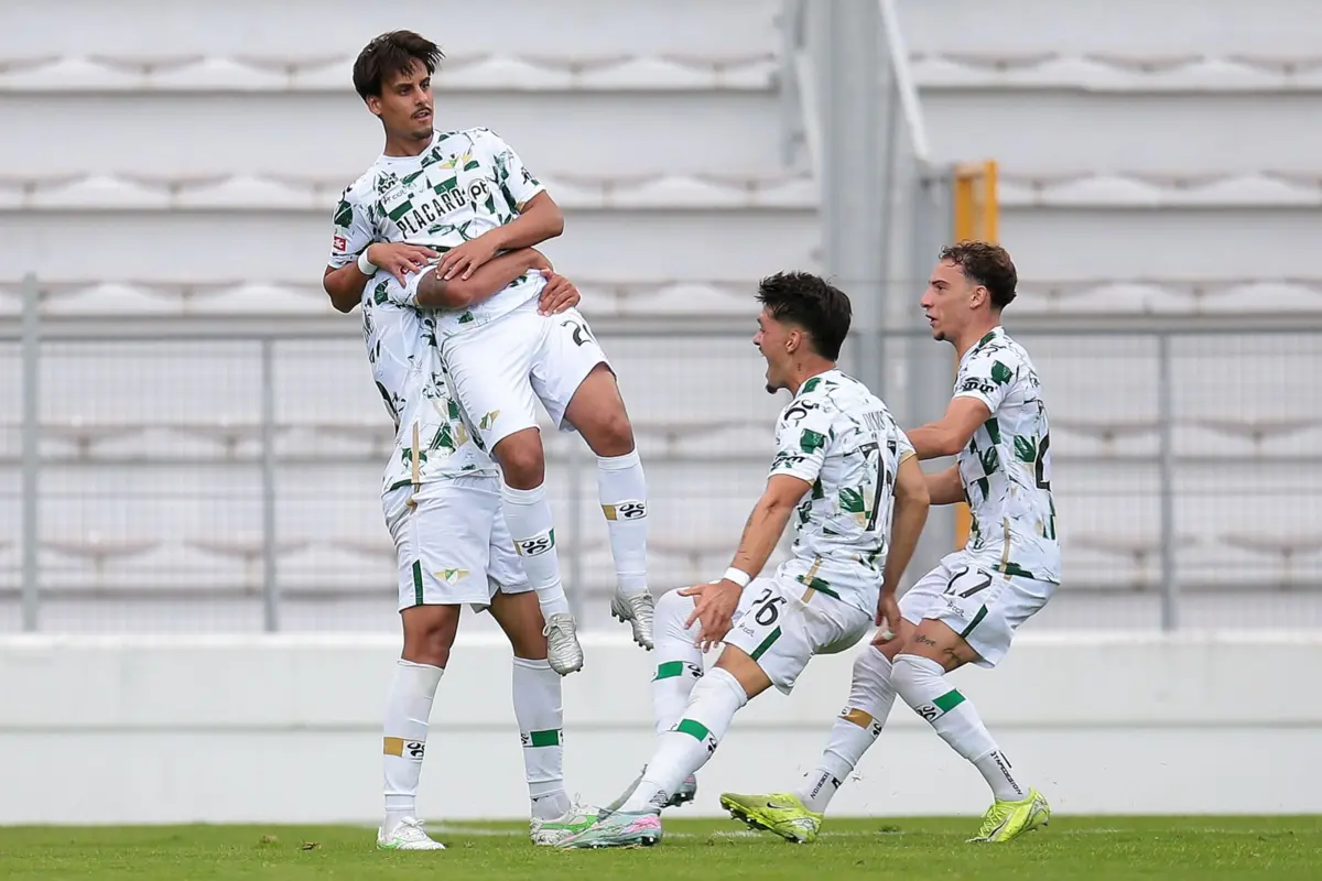 O jogador do Moreirense, Benny, festeja um golo contra o Casa Pia