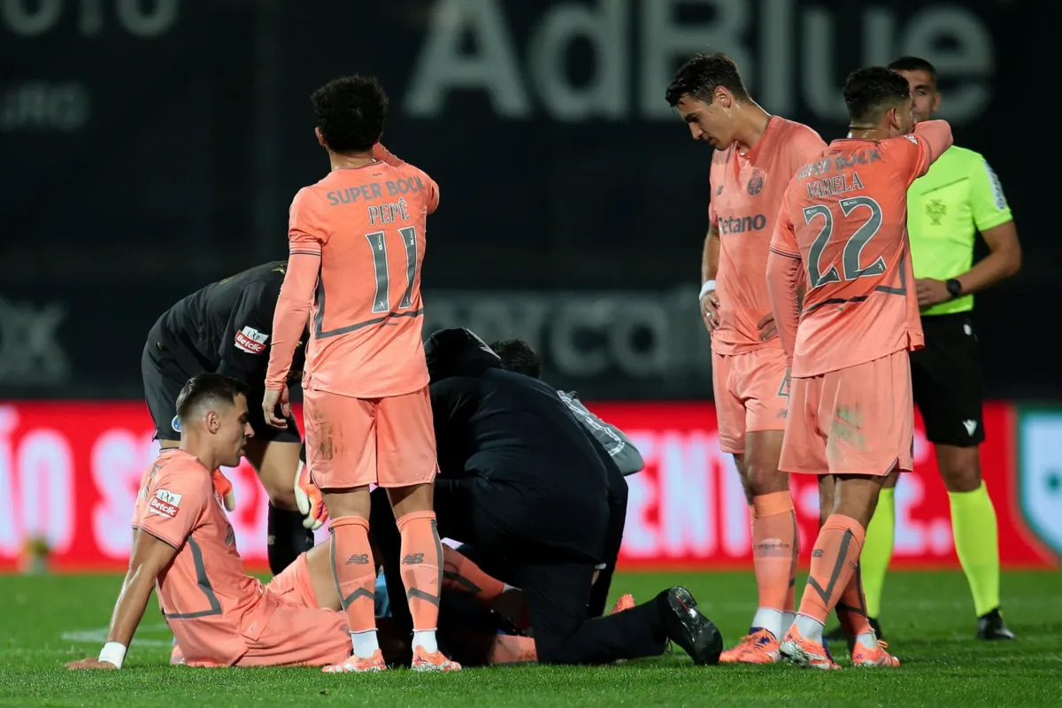 Bednarek saiu aos 19 minutos por lesão