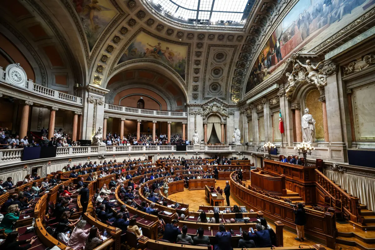 Imagem de contexto do artigo Sondagem: Três quartos dos portugueses querem reduzir número de deputados