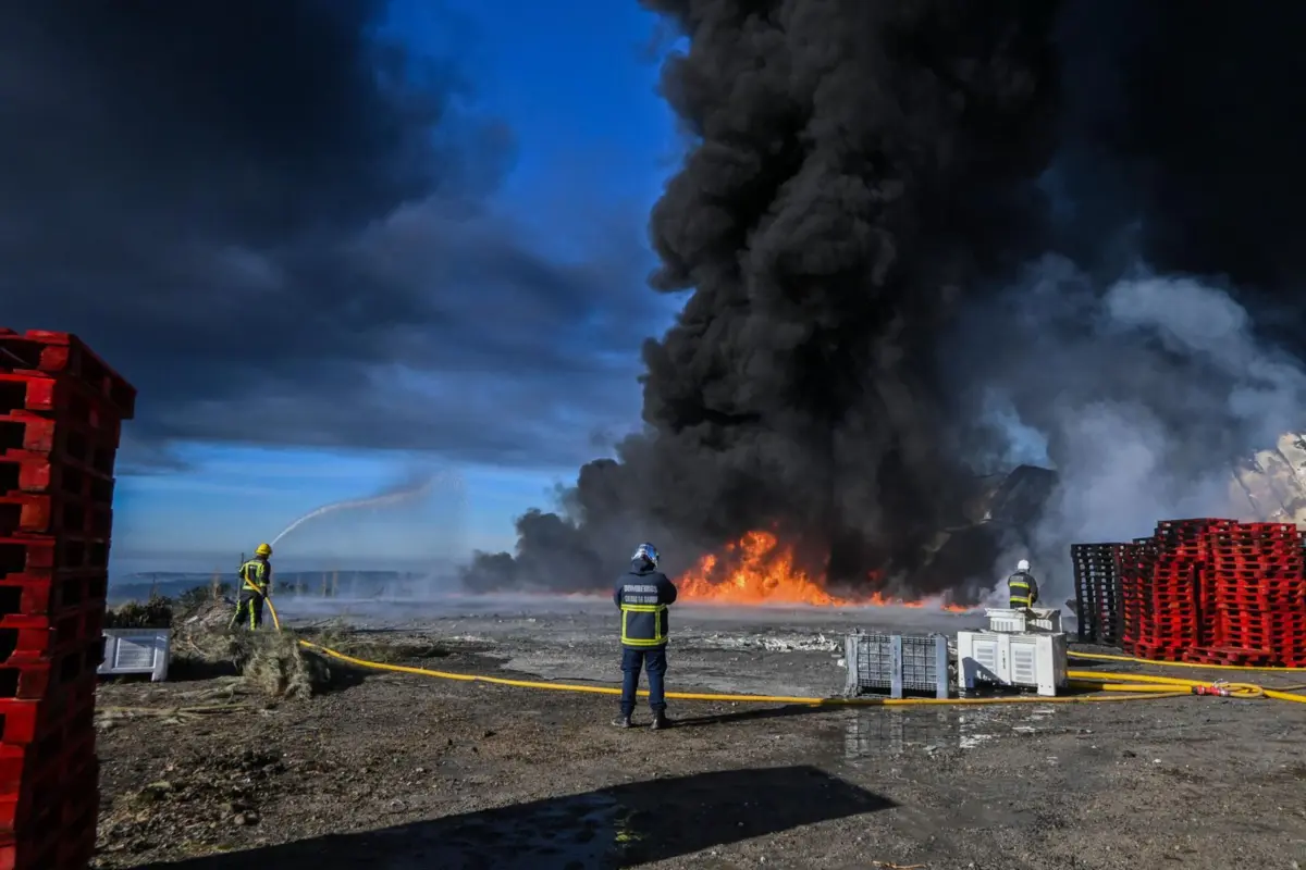 Imagem de contexto do artigo Incêndio em armazém de fruta em Óbidos obriga dez pessoas a abandonar casas