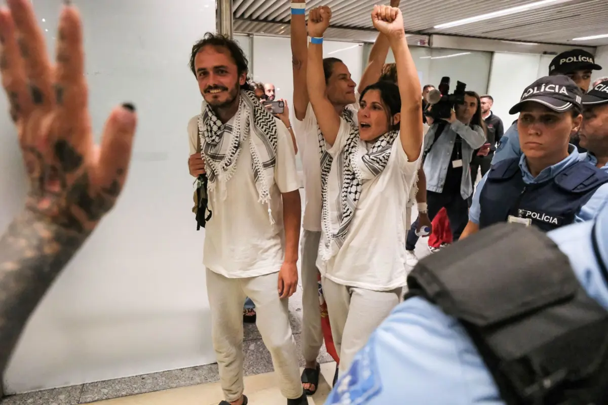 Ativistas portugueses detidos por Israel chegaram domingo à noite a Lisboa