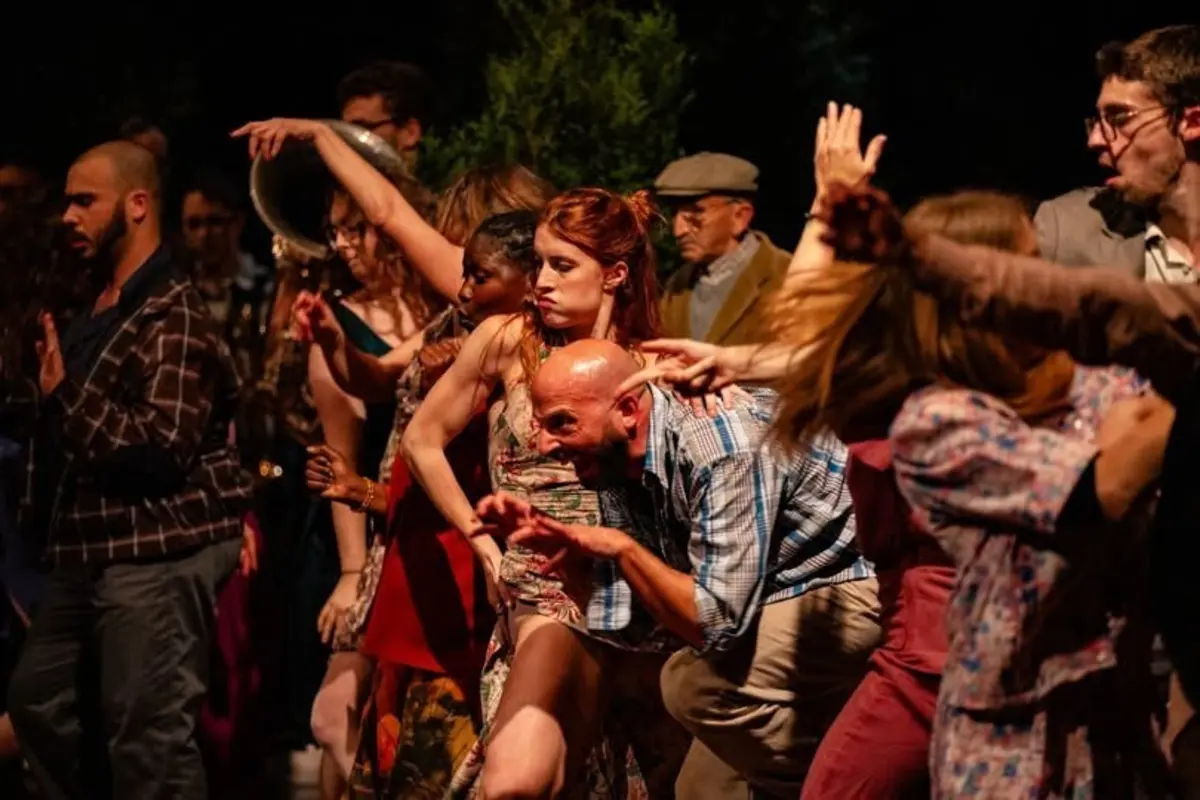 Projeto artístico junta em palco seis bailarinos profissionais, músicos locais e elementos da comunidade