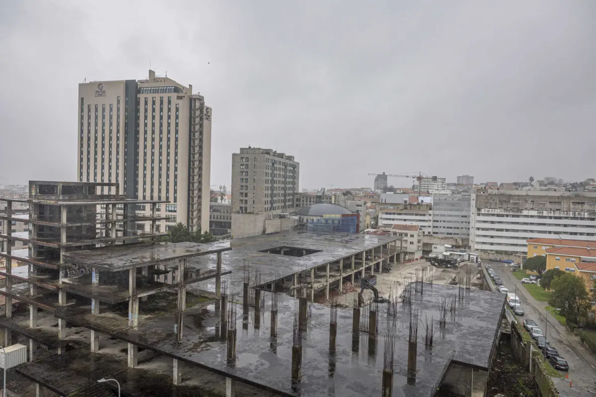 Prédio entre Fernão de Magalhães e a Rua dos Abraços, no Porto