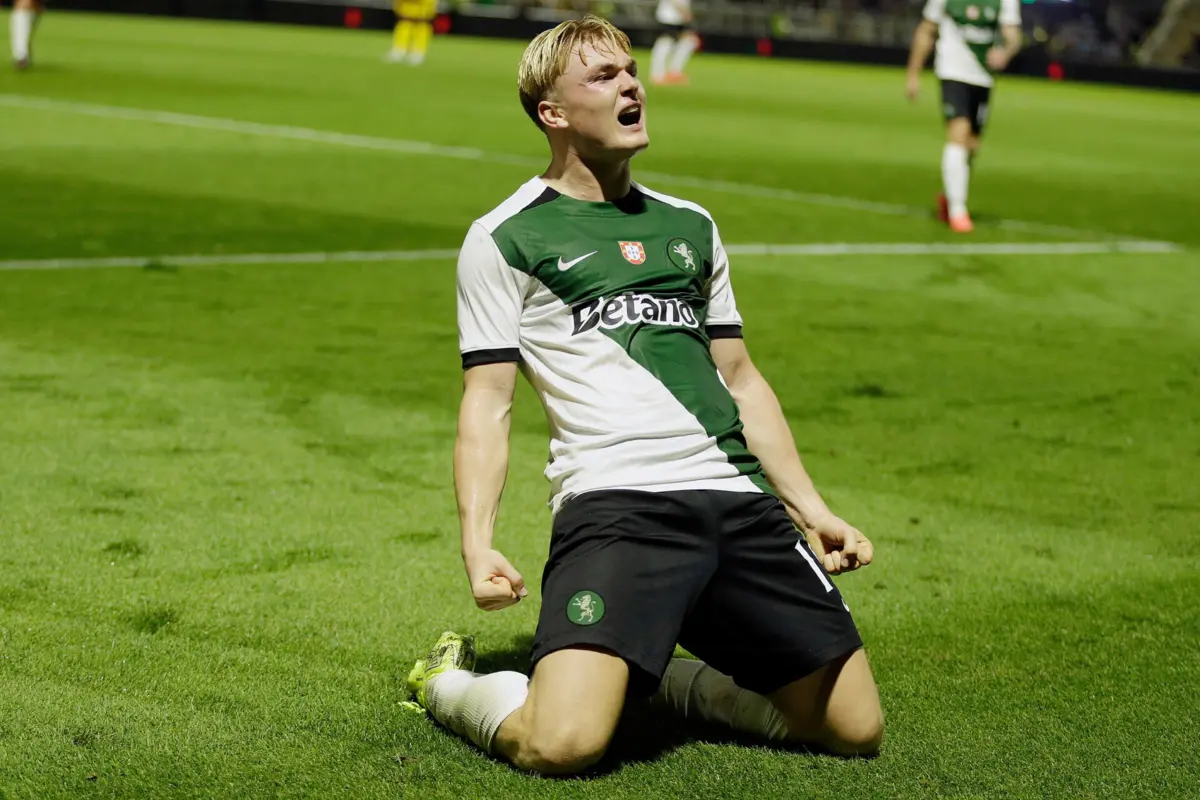 Jovem atacante revelou faro de goleador e salvou o leão, que apanhara um susto após Benedict ter feito o empate perto do fim