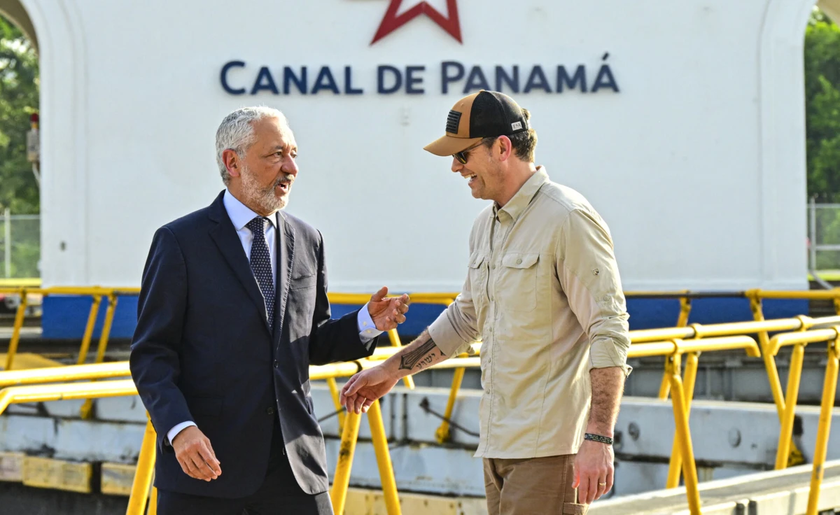 Pete Hegseth (direita) conversa com o Administrador do Canal do Panamá, Ricaurte Vasquez