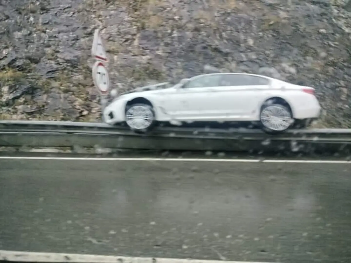 Viatura ficou imobilizada no separador