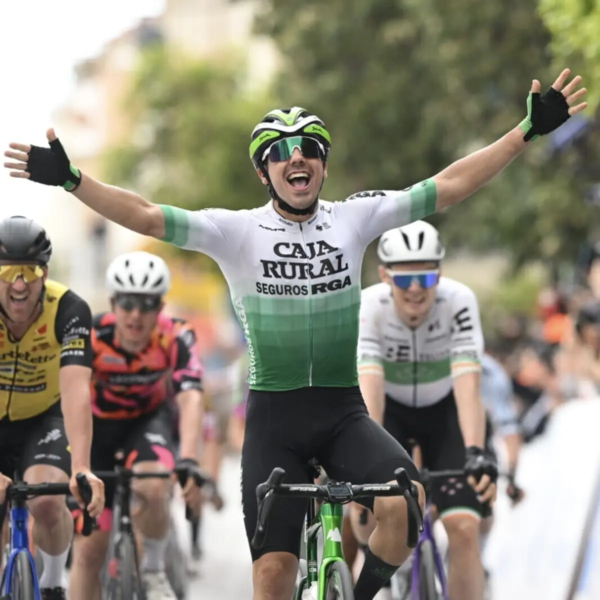 Iuri Leitão a celebrar a vitória na terceira etapa de uma Volta à Grécia que acabaria por conquistar