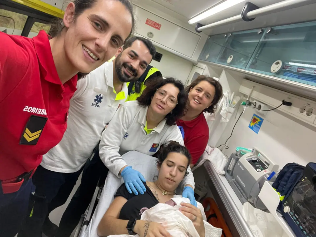 Veículo ia pela A1 a caminho da maternidade