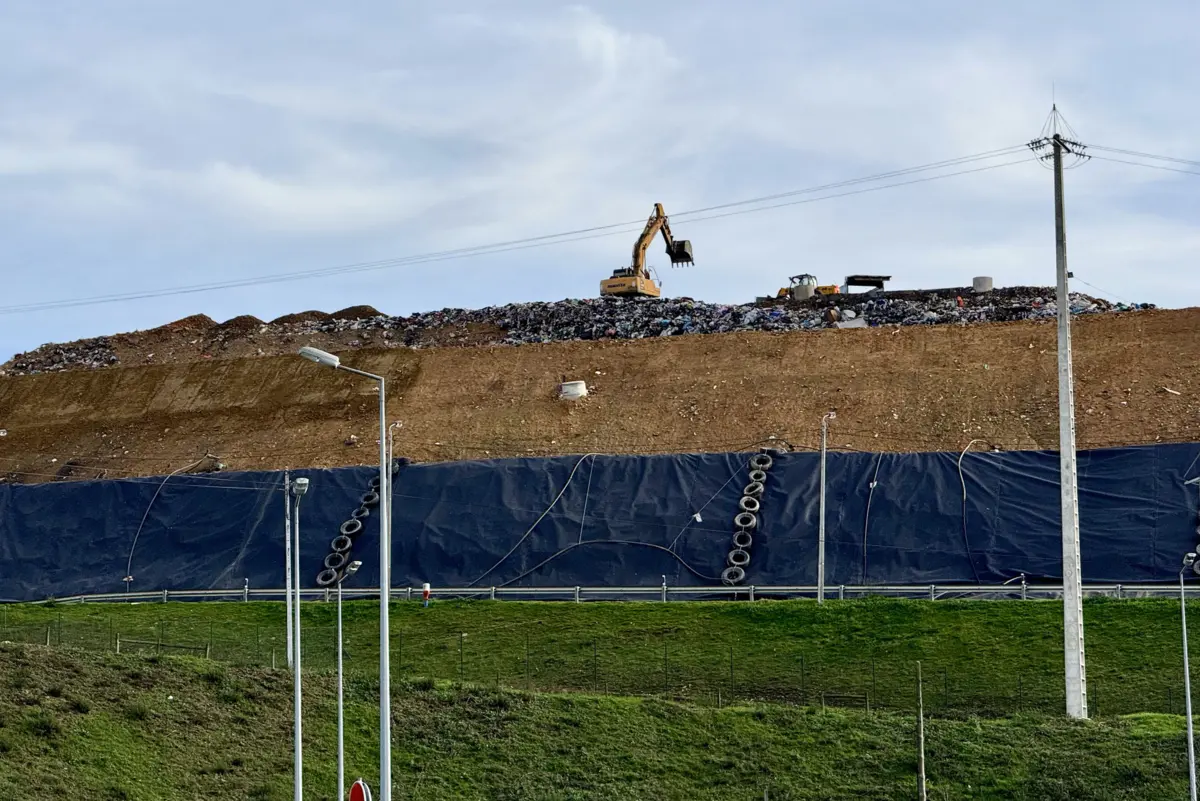 O município vai "opor-se, veementemente, ao acréscimo de deposição de mais resíduos urbanos, depositados ou a depositar, no aterro"