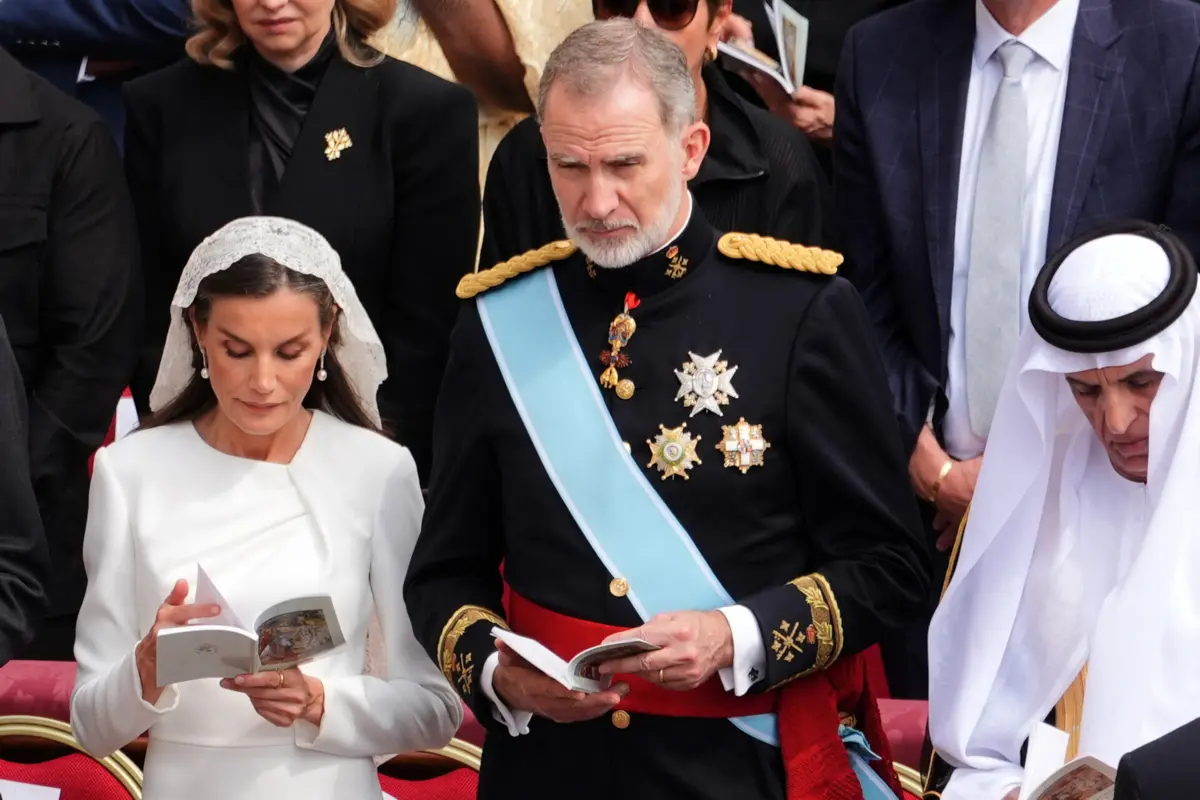 Rainha Letizia com o marido, Felipe VI, durante a missa de inauguração