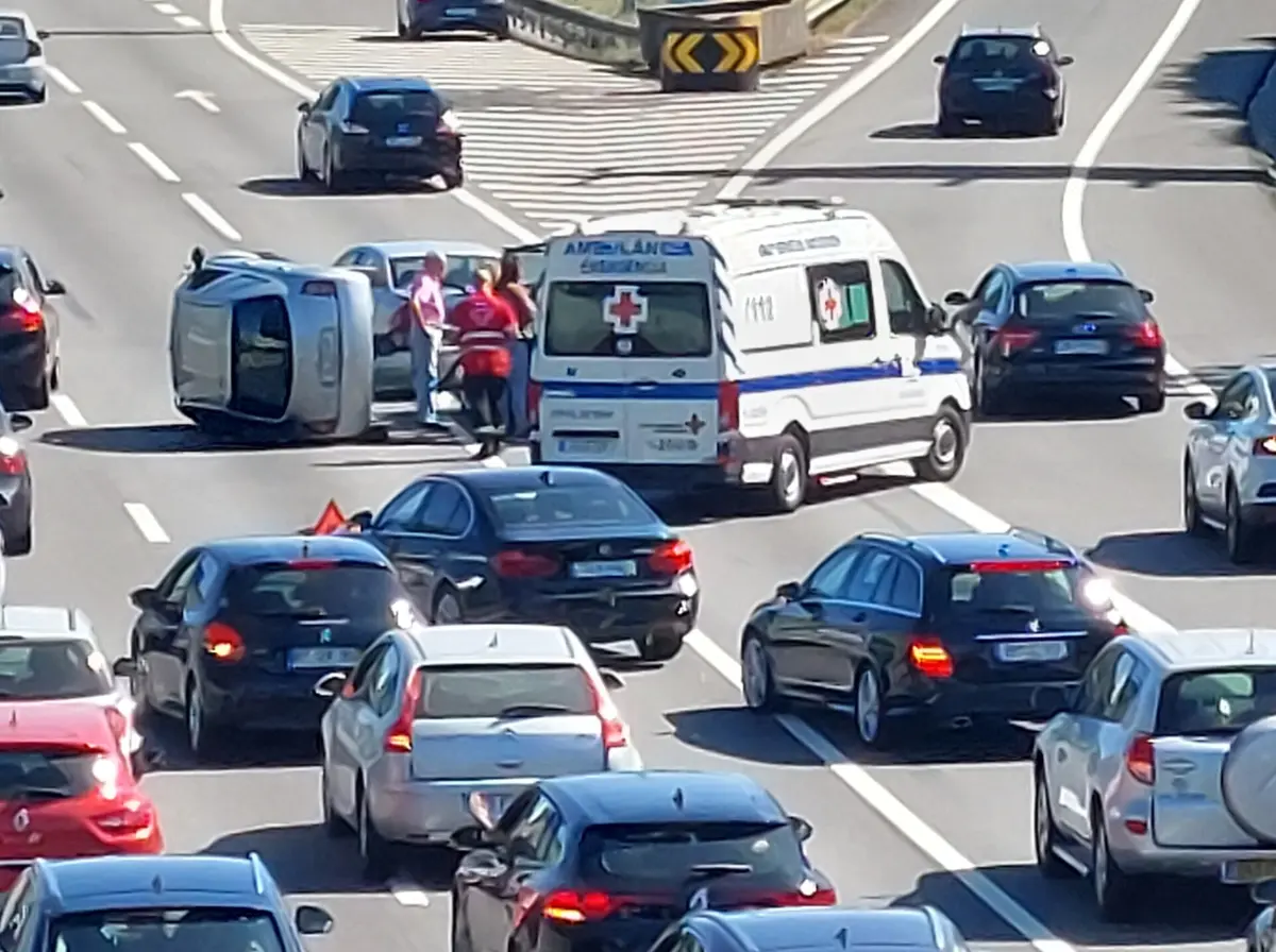 Imagem de contexto do artigo Dois feridos em capotamento na saída da A3 para o Hospital de S. João