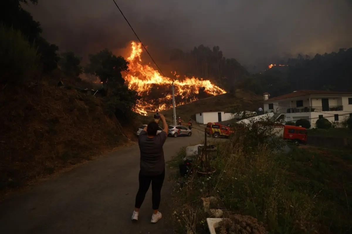 O fogo, combatido por 50 operacionais, foi controlado por volta das 18.10 horas
