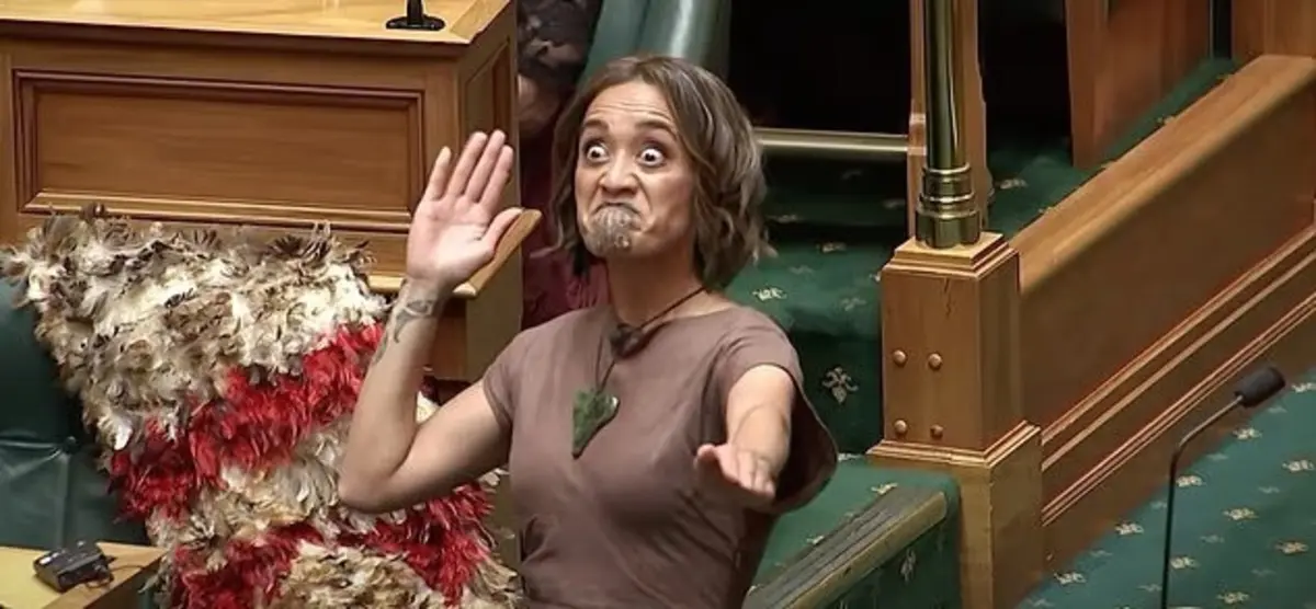 Dança tradicional foi iniciada no fim do discurso da nova deputada maori