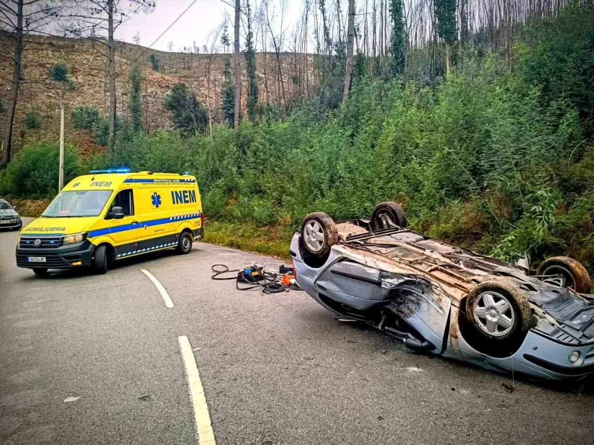 Carro caiu de uma ravina com cerca de 30 metros