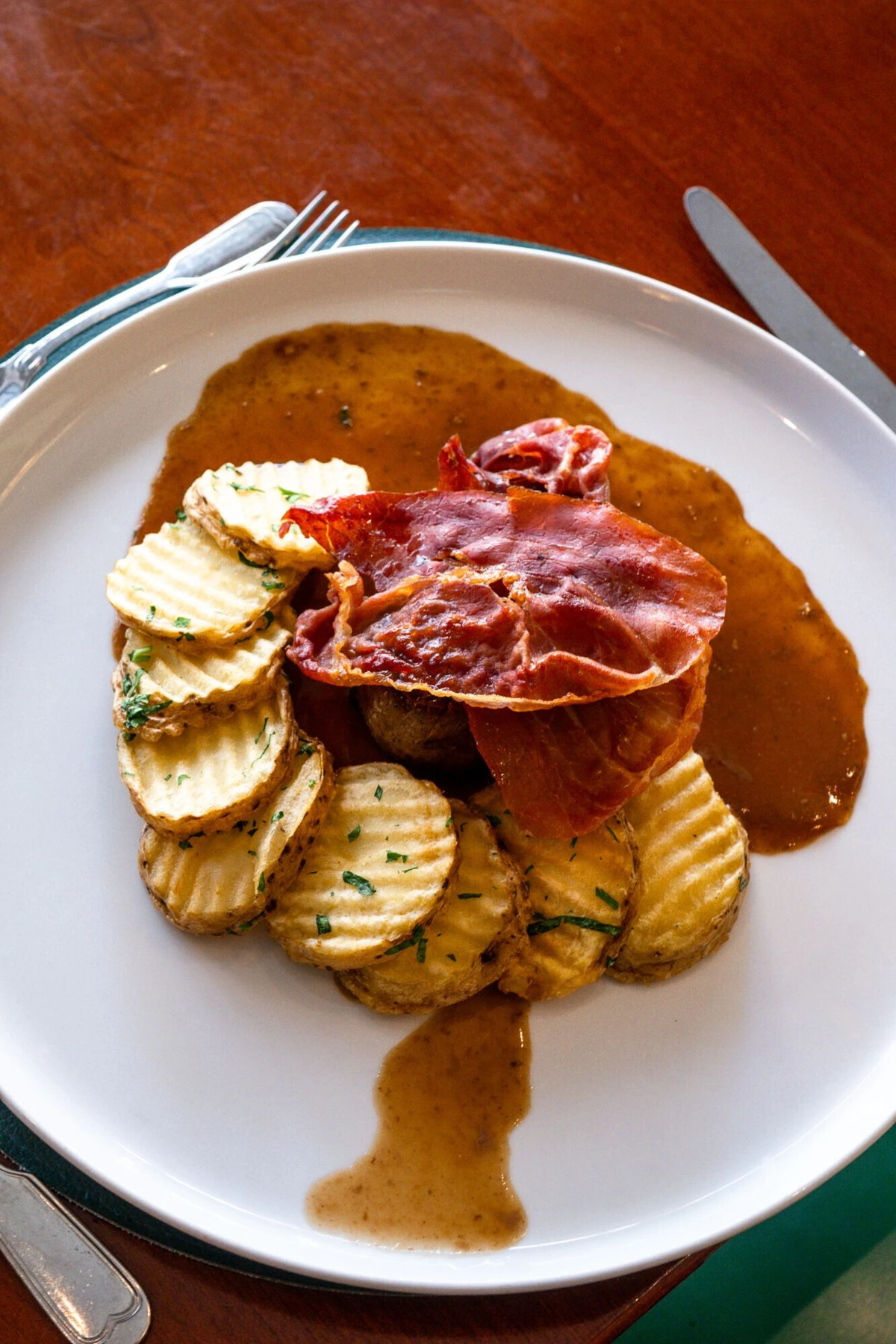 O bife à portuguesa é um dos pratos do menu de verão focado na sustentabilidade.
