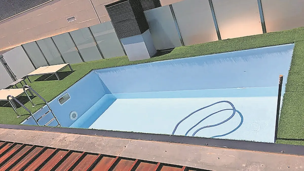 Piscina foi construída em 2012, sem projeto, pela proprietária da fração