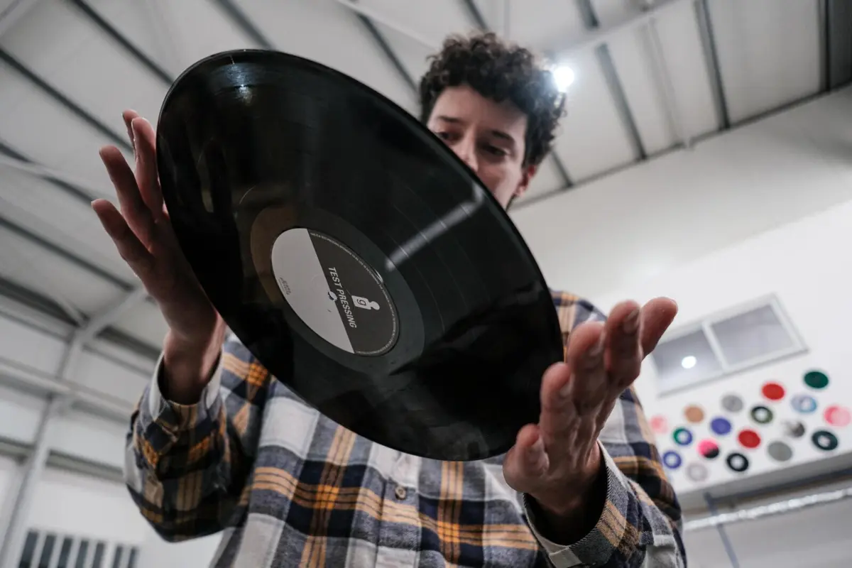 Imagem de contexto do artigo Grama transforma vinis em objetos de resistência