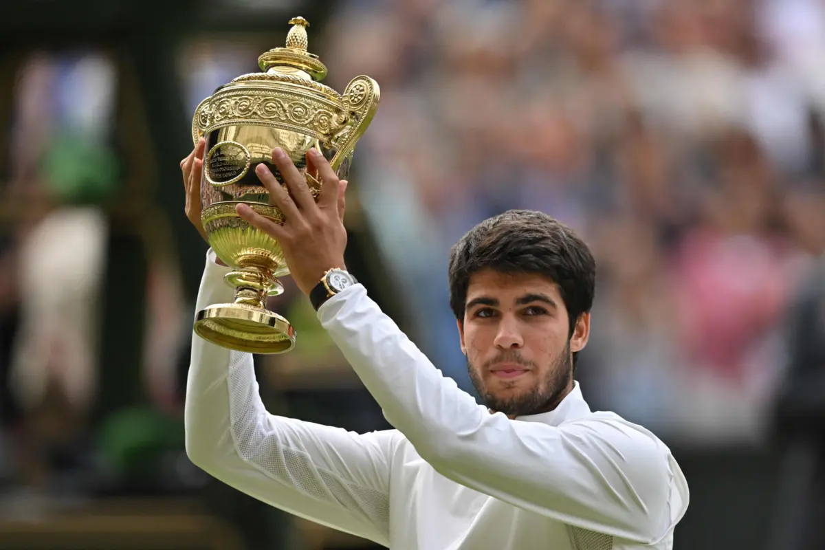 Carlos Alcaraz exibe o troféu que conquistou em Wimbledon