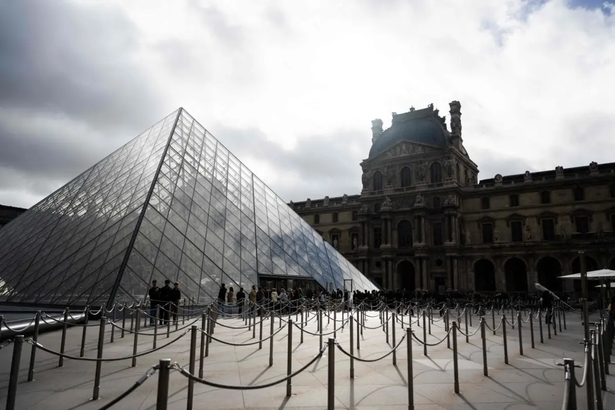 Entrar no Louvre passar a ser mais caro a partir do início do próximo ano