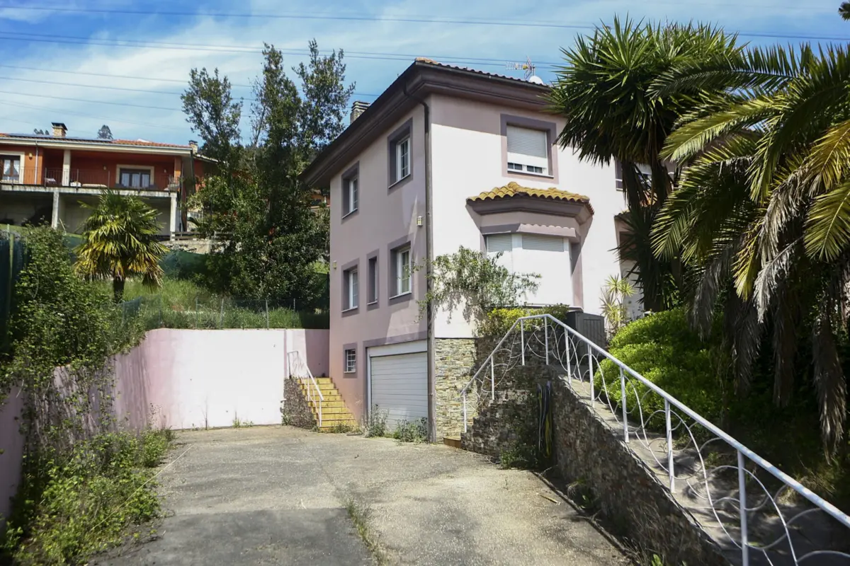 Dentro da casa, as persianas estavam fechadas e o cheiro era "horrível"