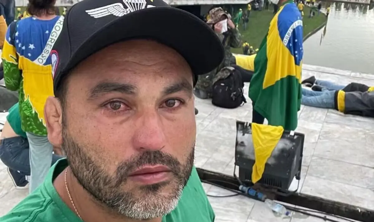 Leo Índio é acusado de cinco crimes, incluindo o de golpe de Estado, pela participação direta nos motins de 8 de janeiro de 2023, durante os quais as sedes do STF, da Presidência e do Congresso foram vandalizadas por apoi