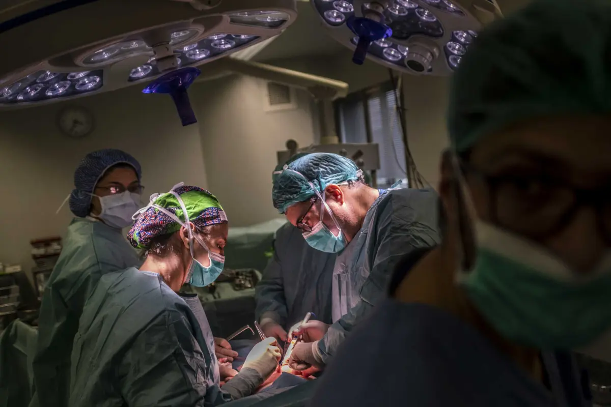 Imagem de contexto do artigo Lista de espera do SNS é para resolver no privado e social