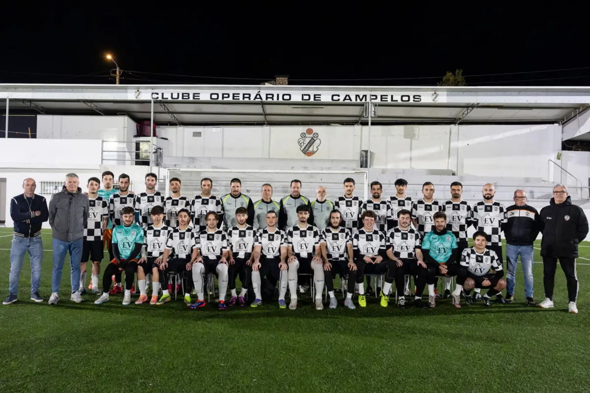 A equipa, treinadores e staff do Operário de Campelos