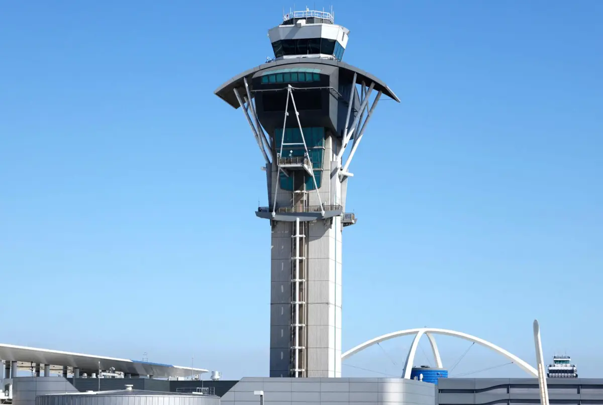 Nos aeroportos, a preocupação cresce entre os cerca de 63 mil controladores de tráfego aéreo