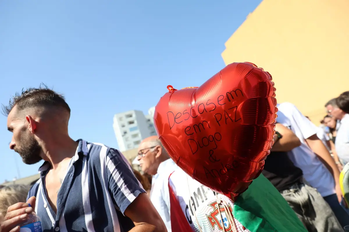 Centenas de pessoas acorrem à capela de Gondomar para despedir-se dos dois futebolistas