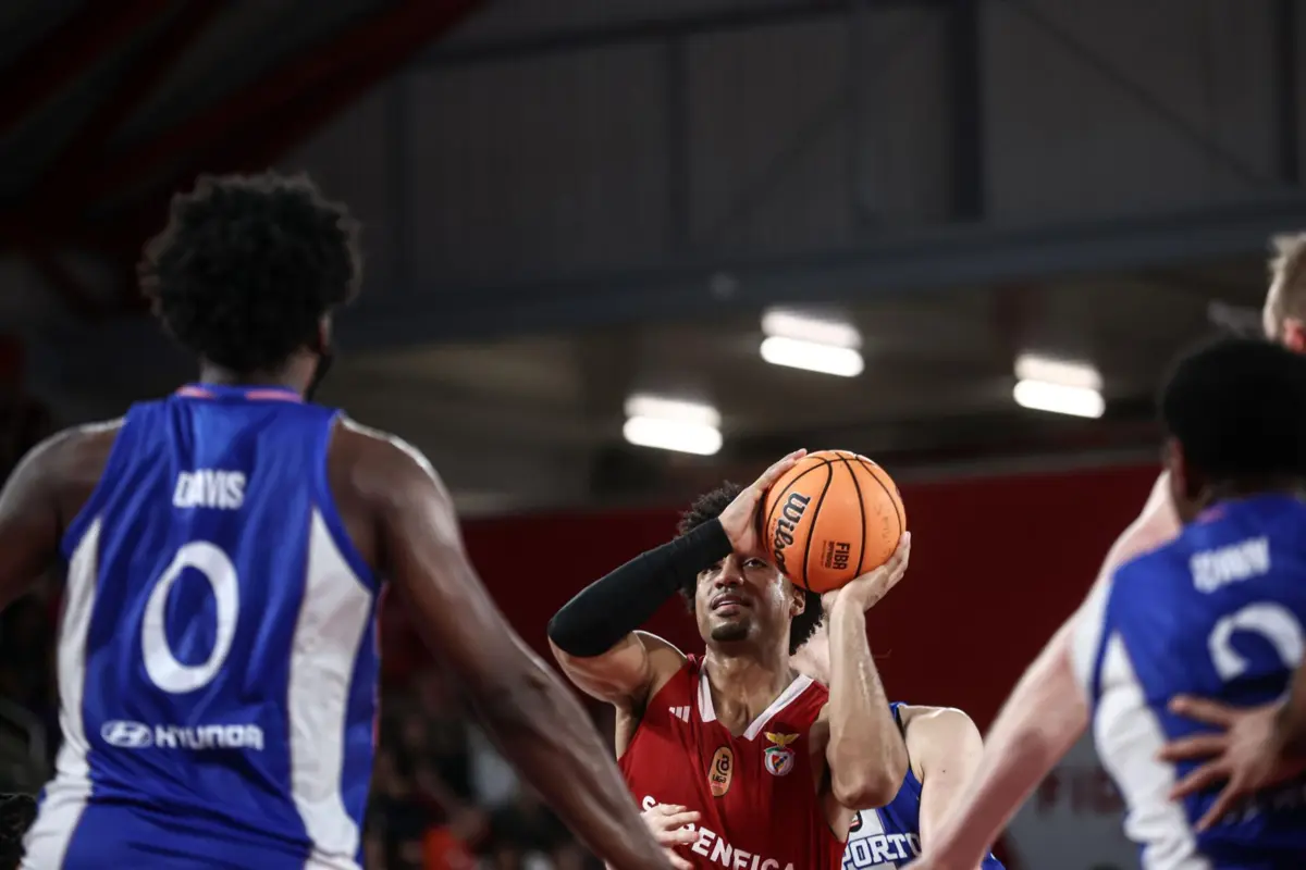 Encarnados vencem azuis e brancos