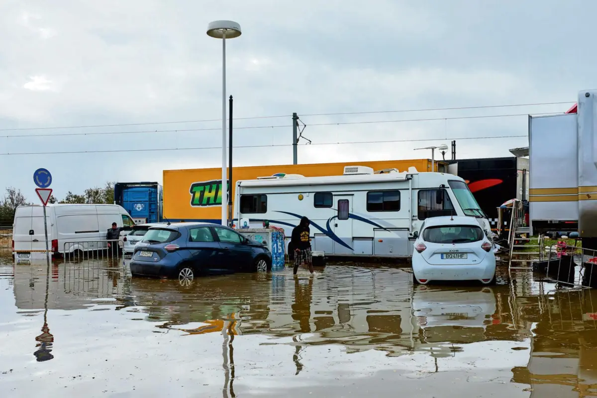 Chuvas intensas alagam ruas e inundam casas