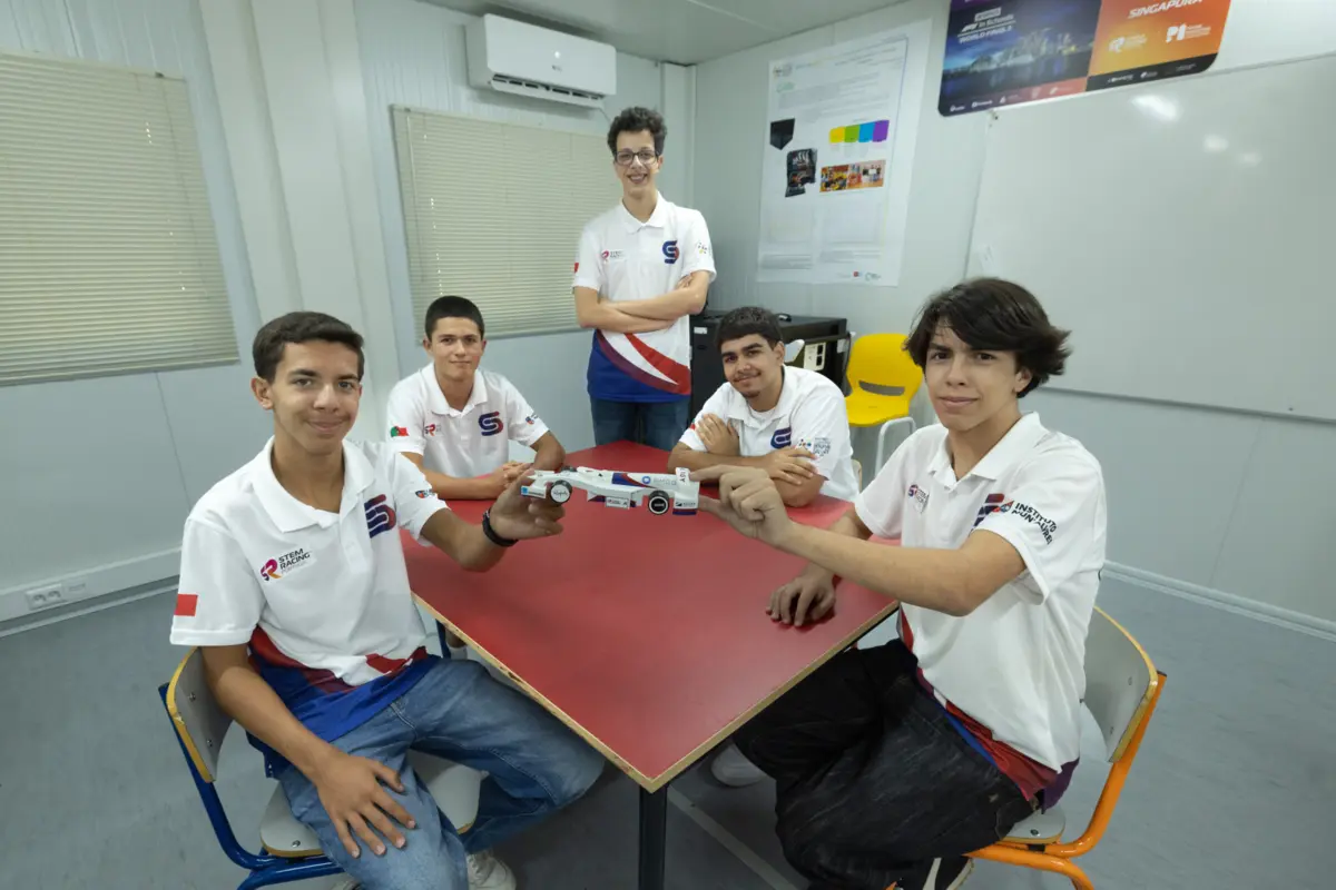 Ricardo Costa, Manuel Cosme, António Azoia, Simão Silva e Martim Trigo vão representar Portugal na final do projeto F1 in Schools