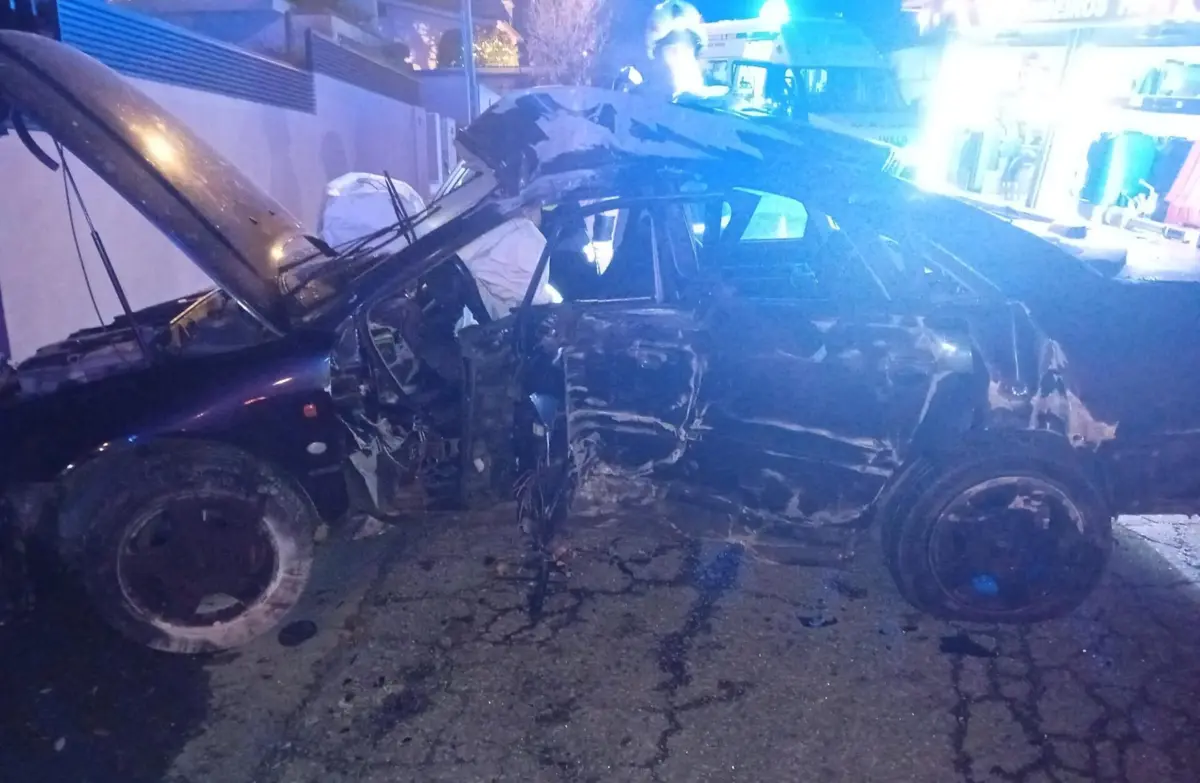 O automóvel embateu contra um muro