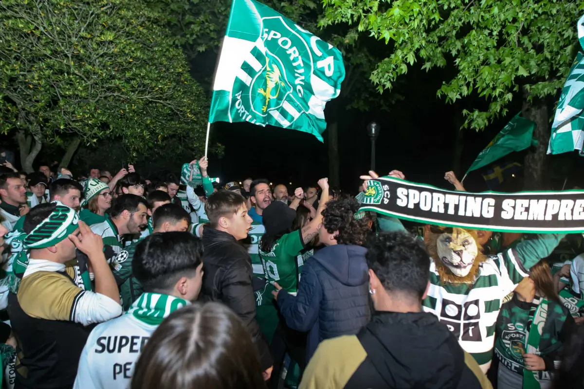 Adeptos do Sporting festejam o título na Rotunda da Boavista, no Porto