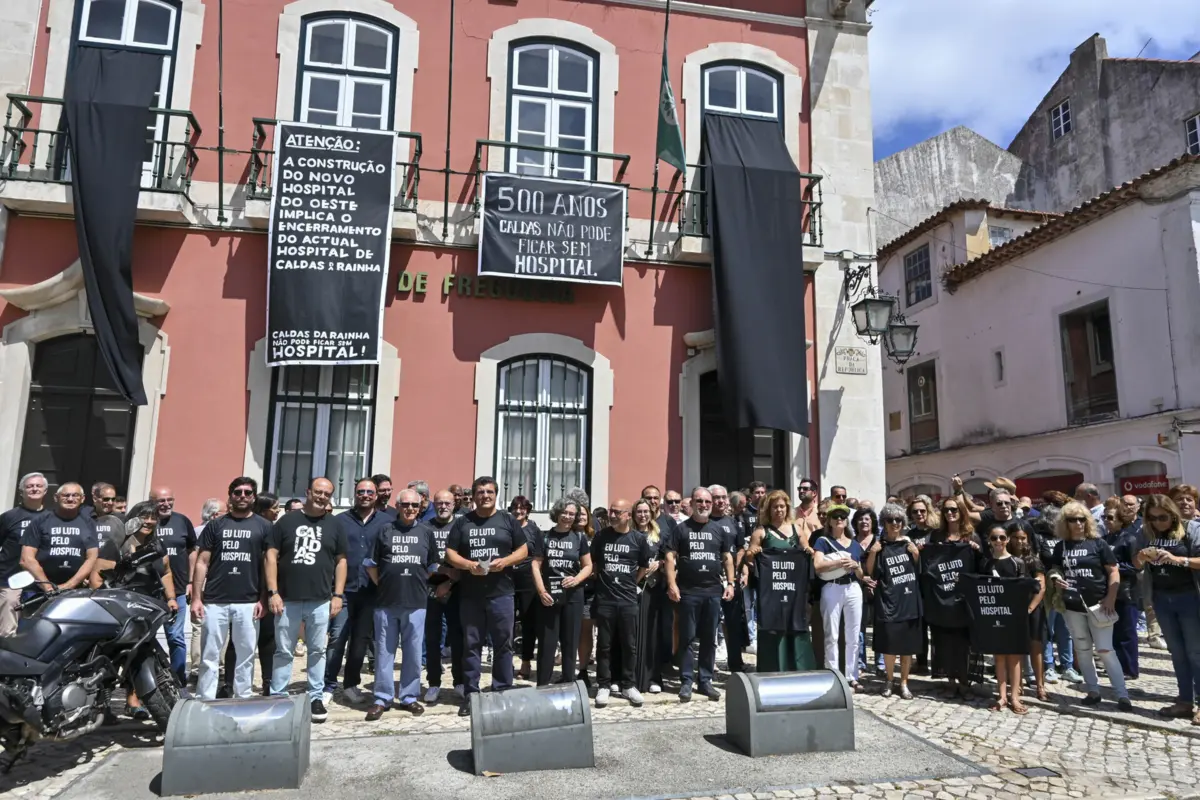 Cidadãos anónimos, trajados de luto, juntaram-se a autarcas no protesto que percorreu a cidade