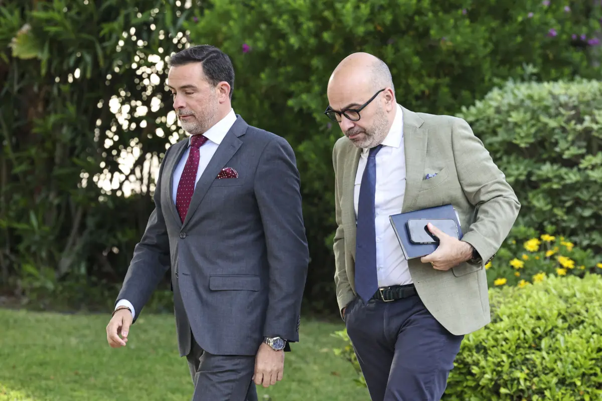 O ministro das Infraestruturas, Miguel Pinto Luz (à dir.), será visado em algumas das buscas