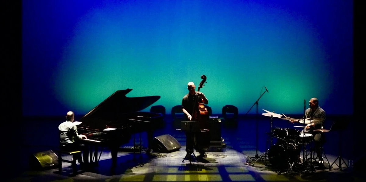 John Escreet. Eric Revis e Damion Reid protagonizaram um dos concertos mais entusiasmantes do festival vimaranense