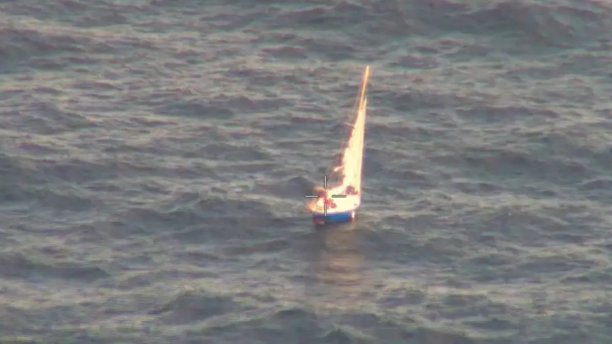 O navio confirmou contacto visual com o veleiro e iniciou as operações de salvamento