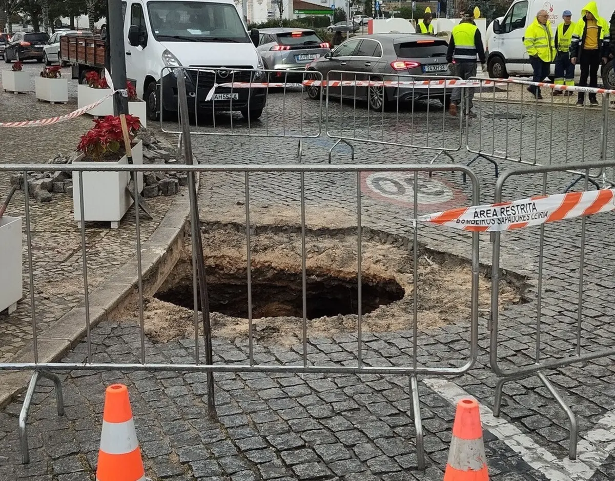 O Largo 5 de Outubro localiza-se no rossio de Leiria, e é uma das principais vias de acesso ao centro da cidade