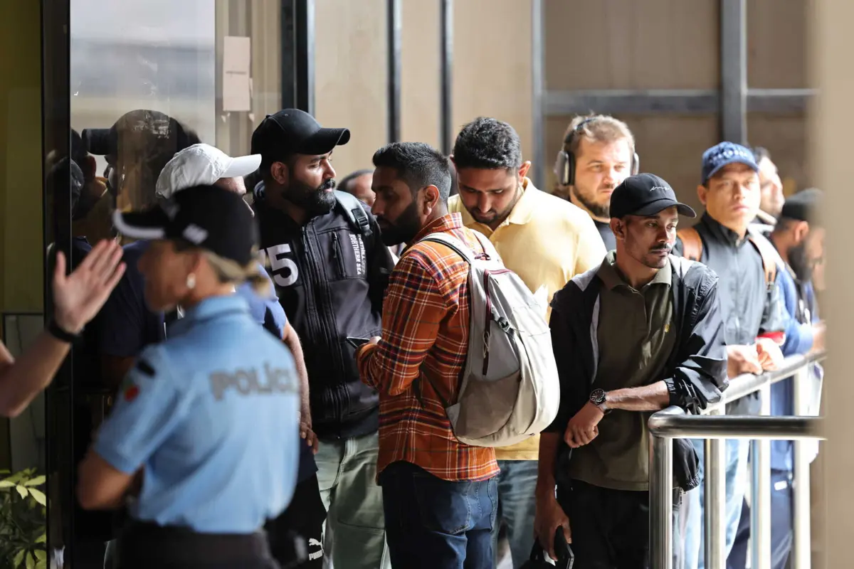 Longas filas de imigrantes na AIMA em Lisboa com processos pendentes