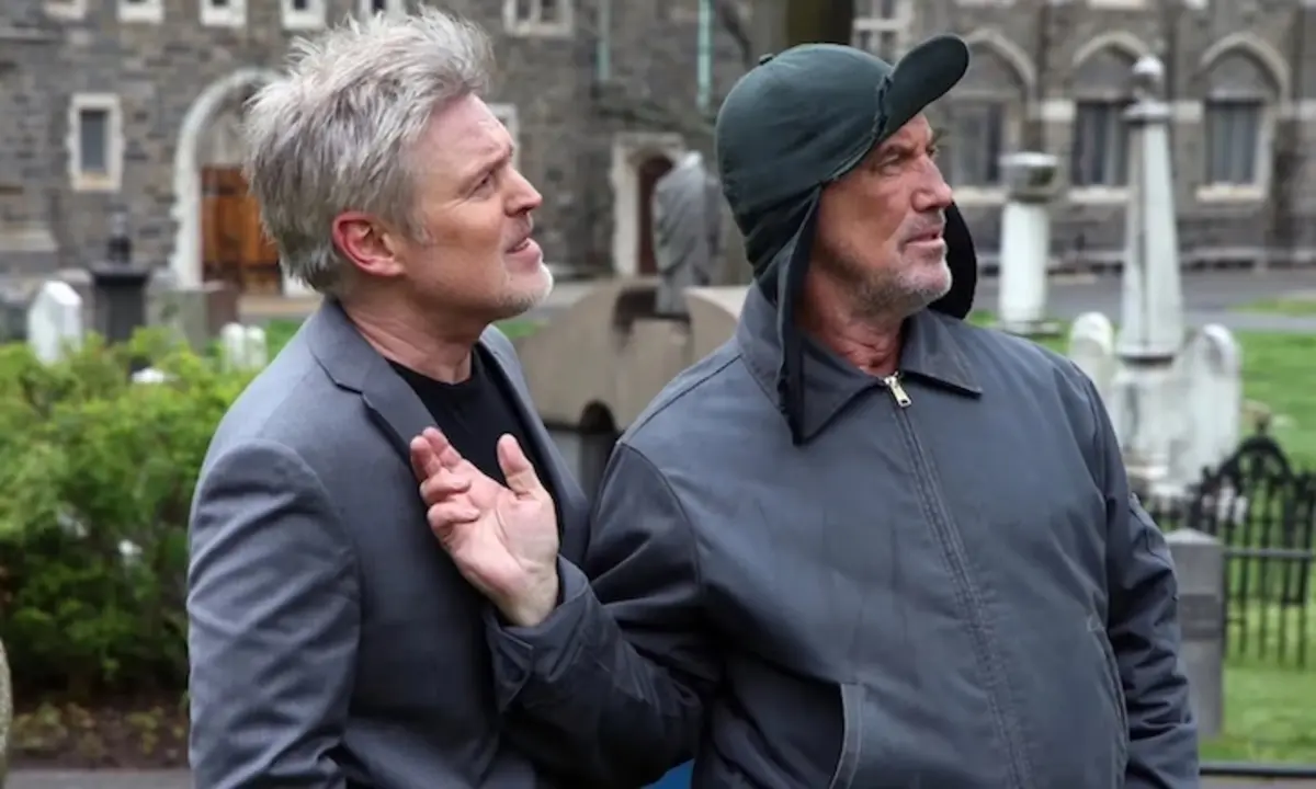 Bill Sage e Robert John Burke, atores fétiche de Hal Hartley são os protagonistas de "Onde aterrar"