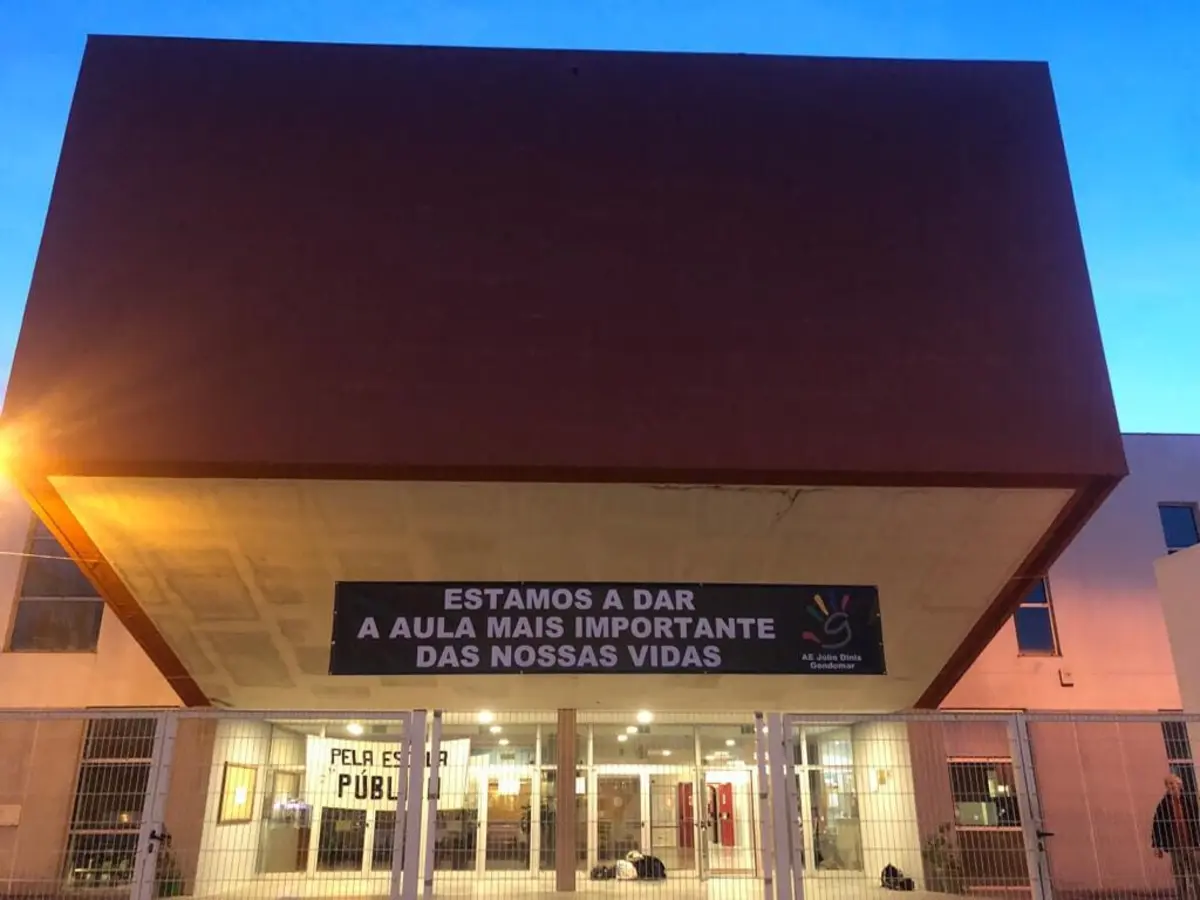 Imagem de contexto do artigo Professores solidários com diretora alvo de processo por causa de tarja