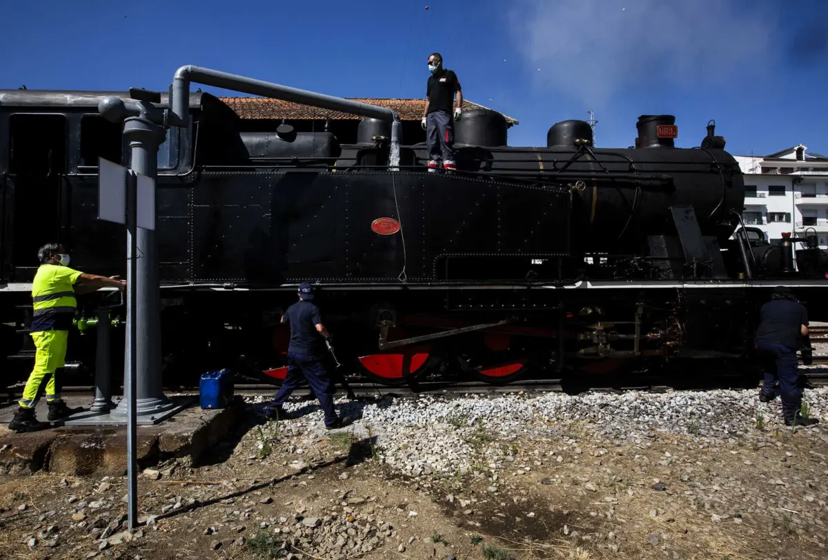 O comboio percorre o Património Mundial da UNESCO, entre as estações do Peso da Régua e a do Tua, no distrito de Bragança, com paragem na vila do Pinhão