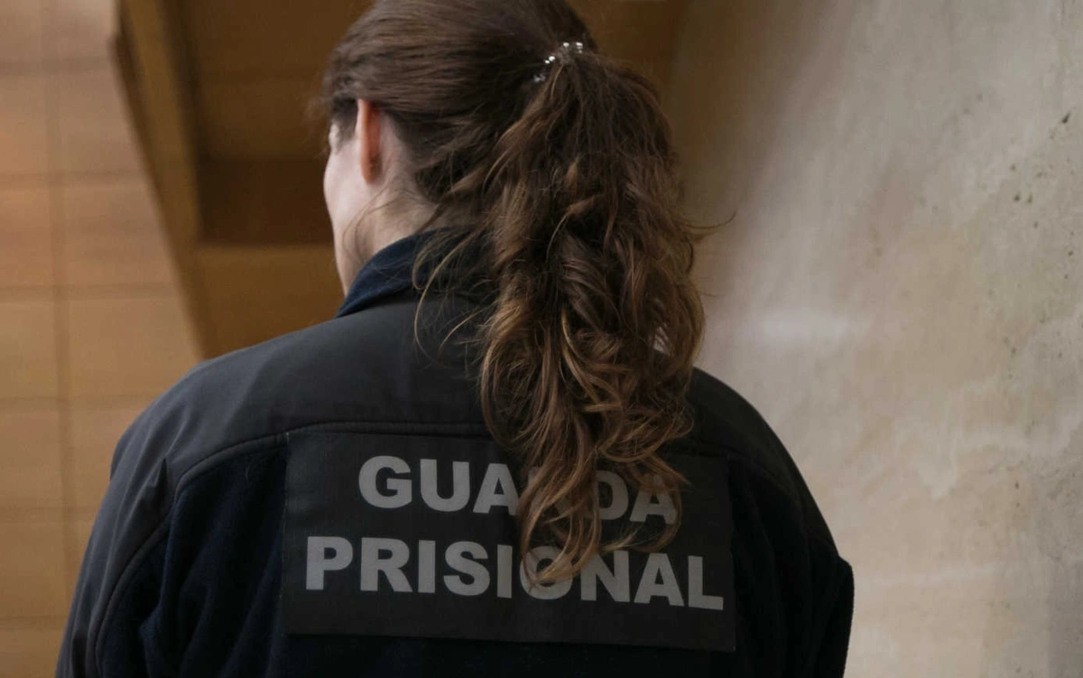 Guarda prisional viu o colega ser atirada contra a parede por reclusa transgénero