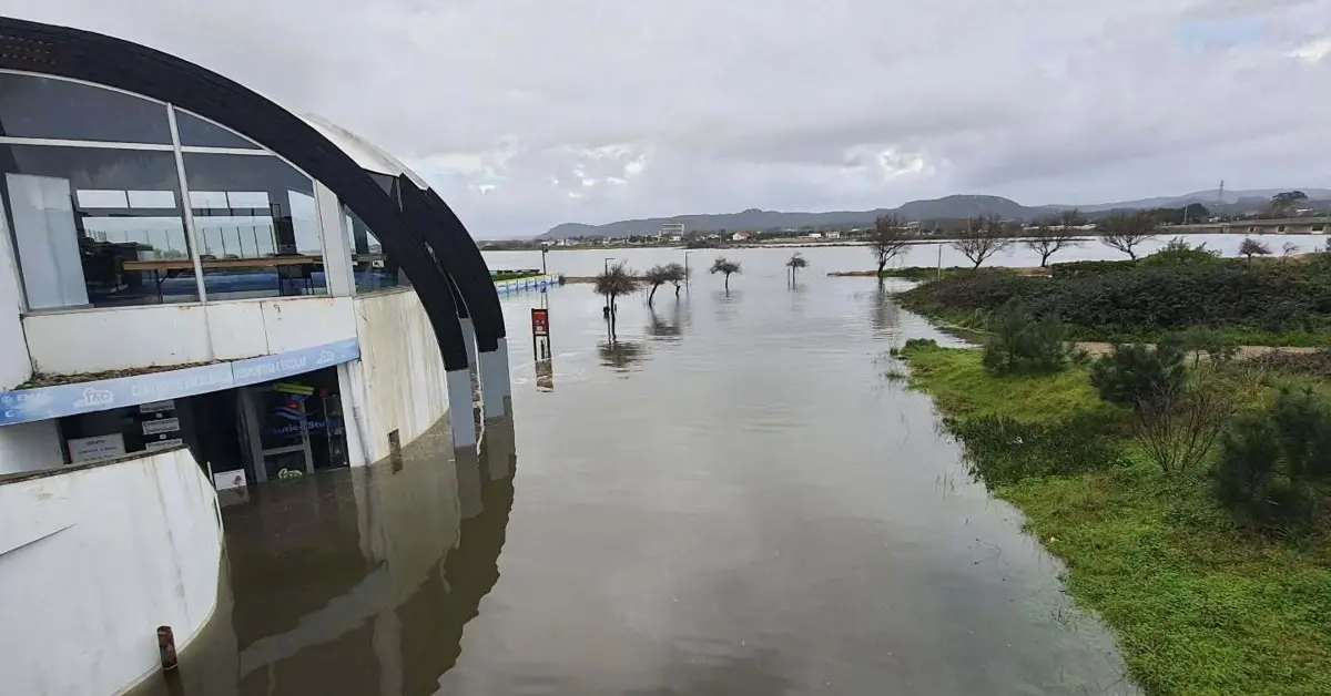 O rio deixou submersas as instalações do Clube Náutico de Fão